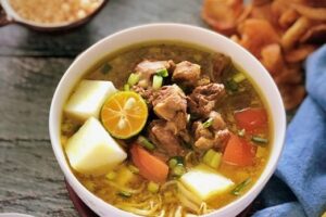 Coto Makassar: The Hearty Soul of South Sulawesi Cuisine source : https://monicaisinthekitchen.wordpress.com/2021/04/30/soto-daging-madura-spiced-beef-soup-from-madura-indonesia/