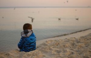 MentalHelp — Understanding, Healing, and Empowering the Mind source : https://pixabay.com/photos/child-birds-sea-loneliness-sadness-438373/