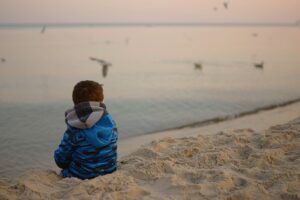 MentalHelp — Understanding, Healing, and Empowering the Mind source : https://pixabay.com/photos/child-birds-sea-loneliness-sadness-438373/