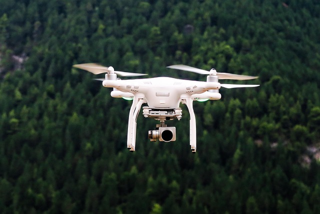source : https://pixabay.com/photos/drone-flying-camera-remote-control-1866742/