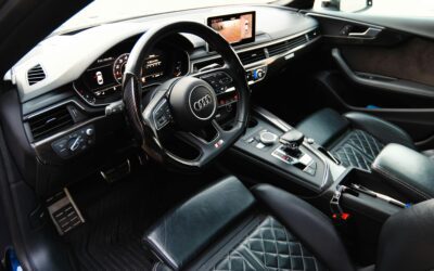 source : https://www.pexels.com/photo/luxury-car-interior-with-black-leather-seats-34404465/