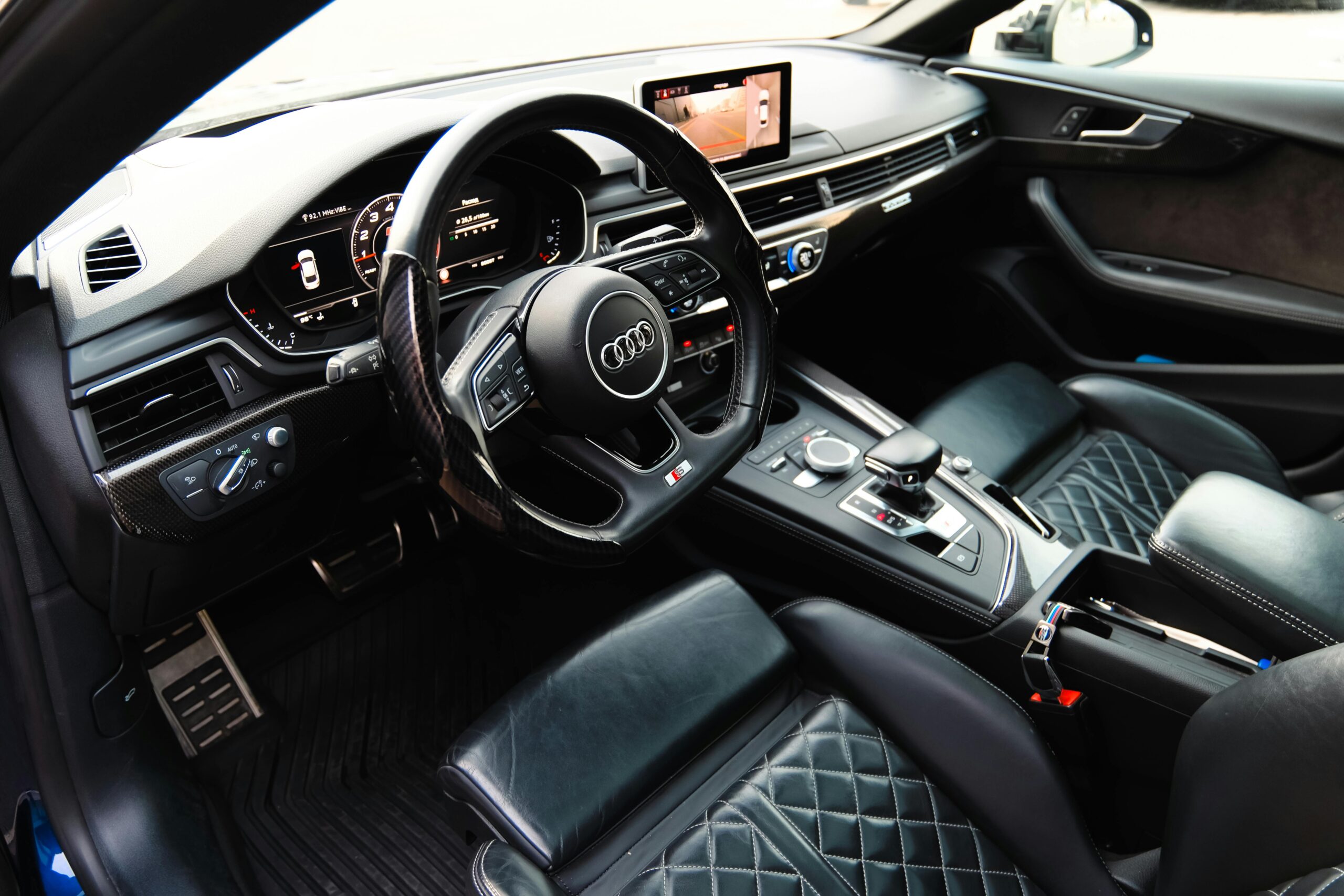source : https://www.pexels.com/photo/luxury-car-interior-with-black-leather-seats-34404465/