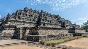 CANDI Borobudur Indonesia: The Majestic Legacy of a Lost Civilization source : https://www.pexels.com/photo/ancient-buddhist-temple-panorama-5505442/