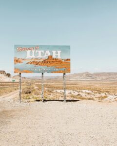 Costamar Travel Paquetes — Your Gateway to Effortless and Affordable Adventures source : https://www.pexels.com/photo/a-welcome-to-utah-signboard-on-the-roadside-9576611/