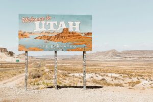 Costamar Travel Paquetes — Your Gateway to Effortless and Affordable Adventures source : https://www.pexels.com/photo/a-welcome-to-utah-signboard-on-the-roadside-9576611/