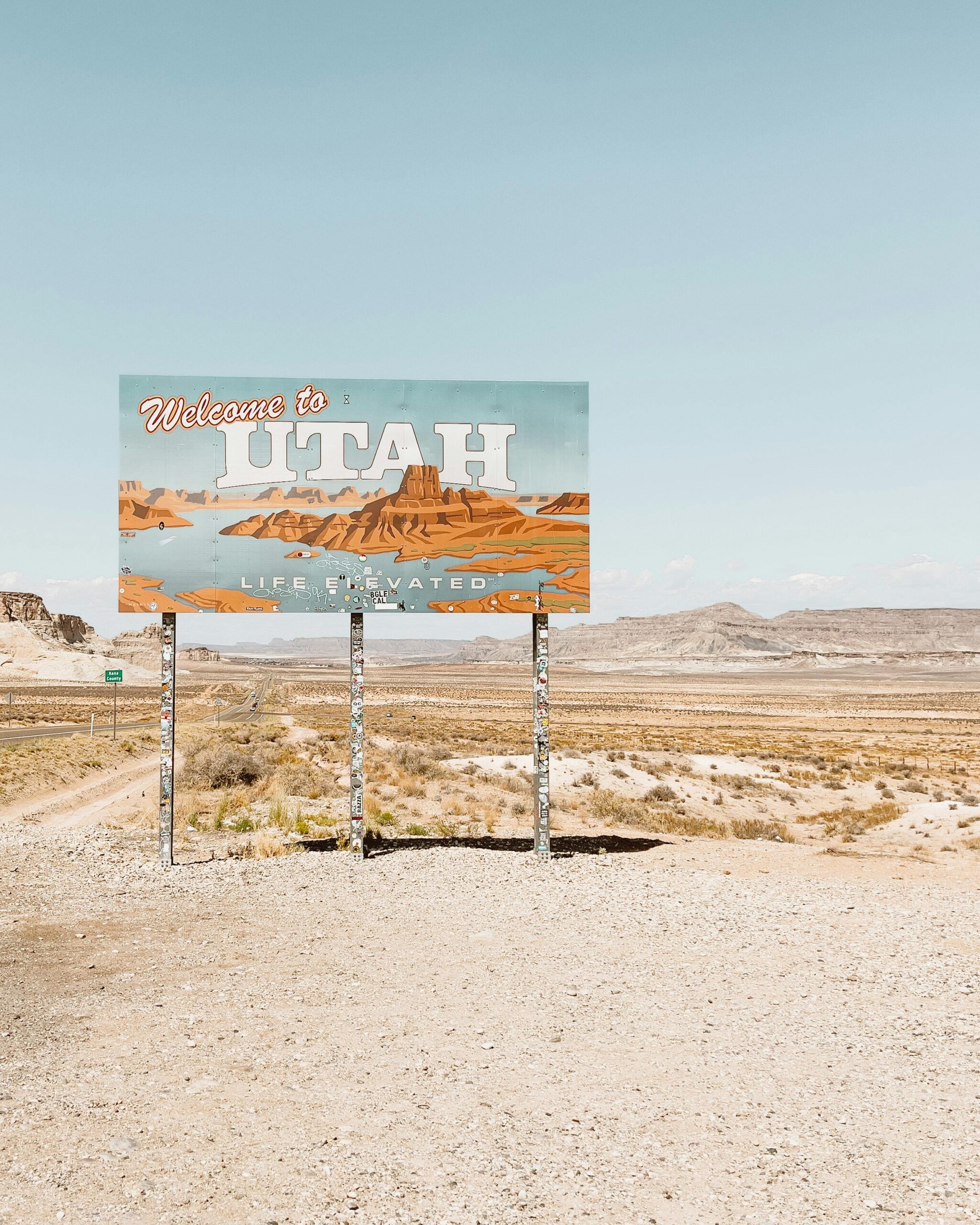 source : https://www.pexels.com/photo/a-welcome-to-utah-signboard-on-the-roadside-9576611/