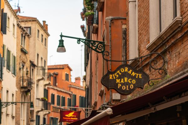 Marco Polo Party Hostel: The Ultimate Traveler’s Playground in Budapest source : https://www.pexels.com/photo/charming-venetian-street-with-ristorante-signage-29487680/