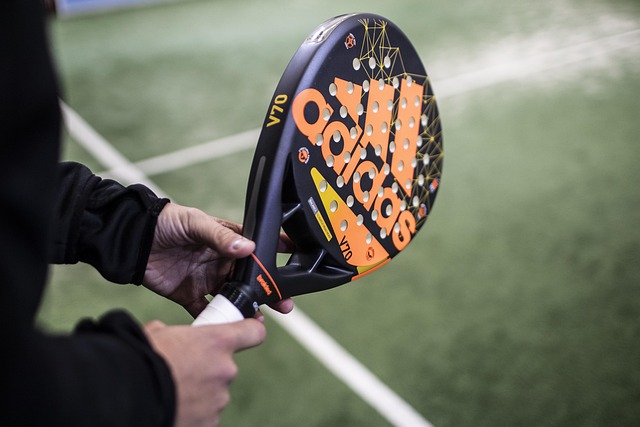https://pixabay.com/photos/adidas-padel-racket-sports-tennis-5018616/