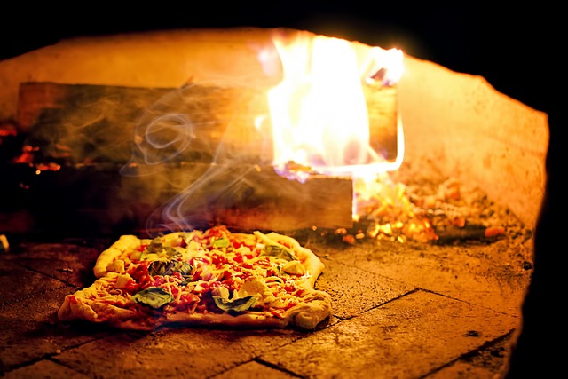https://pixabay.com/photos/pizza-pizza-oven-wood-burning-oven-6918041/