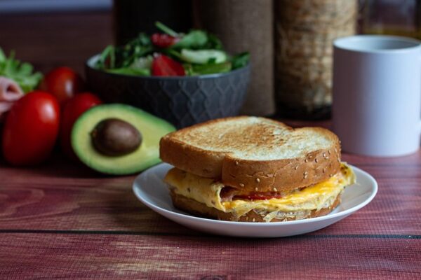 https://pixabay.com/photos/sandwich-egg-sandwich-breakfast-7009977/